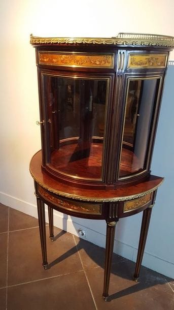 Console vitrine demi-lune en acajou, moulures,...