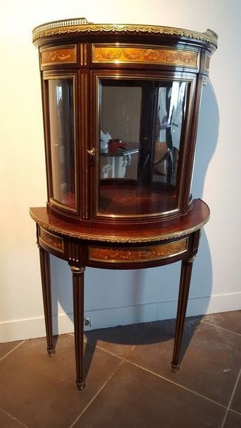 Console vitrine demi-lune en acajou, moulures,...