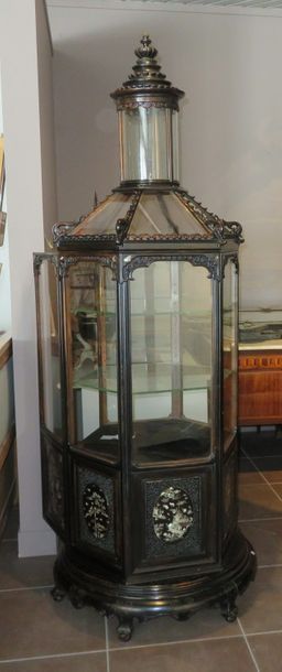 Importante vitrine en bois mouluré et sculpté...