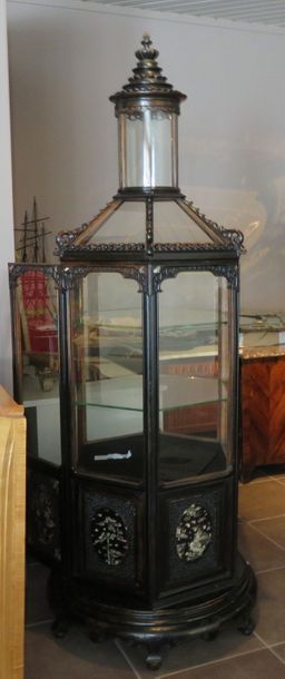Importante vitrine en bois mouluré et sculpté...