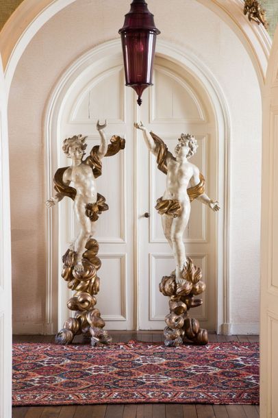 Paire d'angelots porte-torchère en bois sculpté...