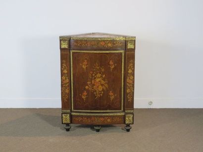 Encoignure à riche décor de marqueterie de...