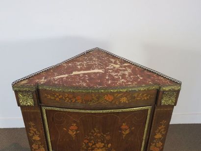 Encoignure à riche décor de marqueterie de...