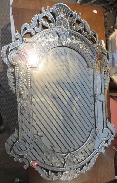 Grand miroir en verre gravé et biseauté à...