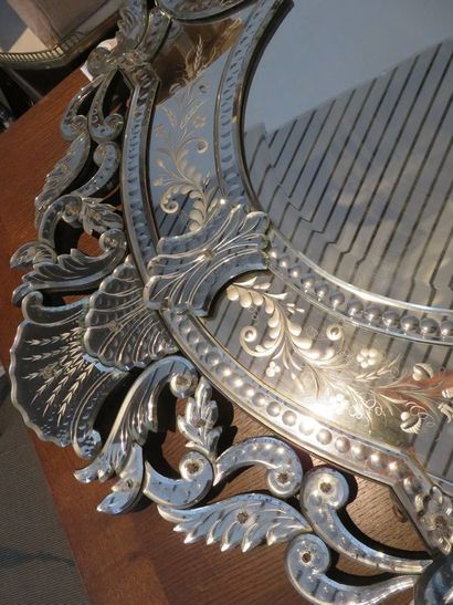 Grand miroir en verre gravé et biseauté à...