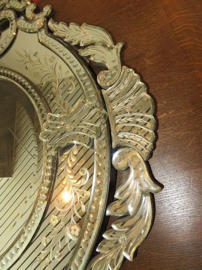 Grand miroir en verre gravé et biseauté à...