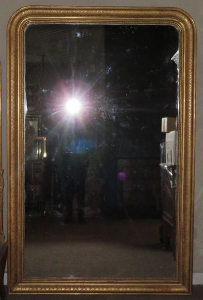 Important miroir rectangulaire à encadrement...