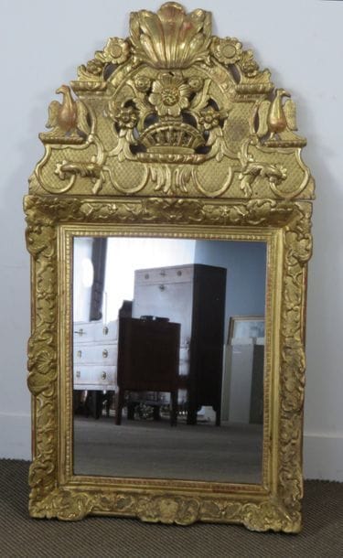 Miroir en bois et stuc doré, l’encadrement...