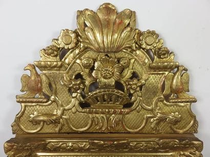 Miroir en bois et stuc doré, l’encadrement...