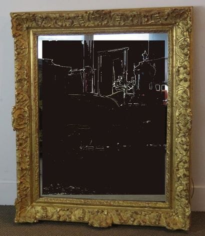 Miroir rectangulaire en bois redoré sculpté...