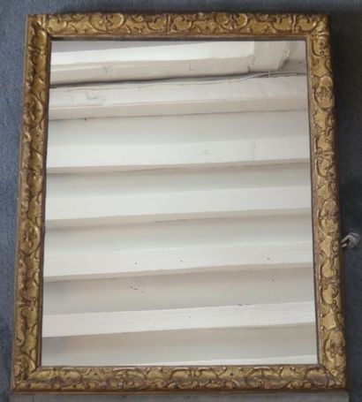 Petit miroir rectangulaire à encadrement...