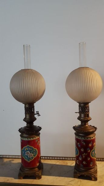 Paire de lampes à pétrole, corps en faïence...