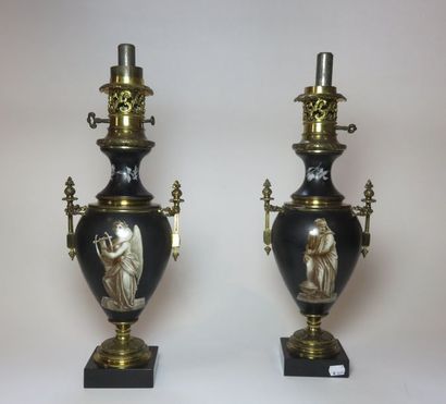 Paire de lampes à pétrole en porcelaine,...