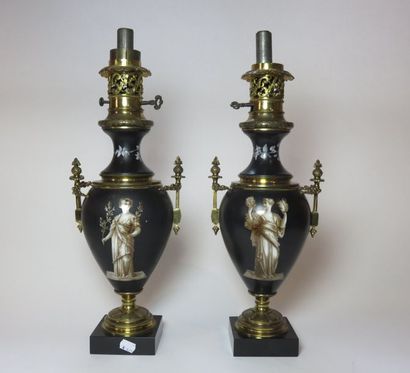 Paire de lampes à pétrole en porcelaine,...