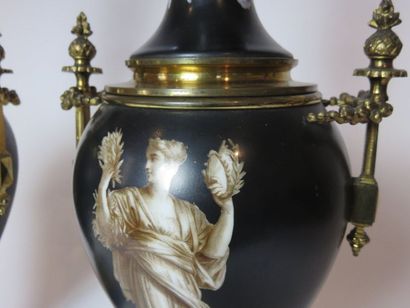 Paire de lampes à pétrole en porcelaine,...