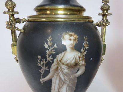 Paire de lampes à pétrole en porcelaine,...