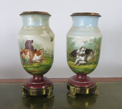 Paire de vases, supports de lampe à pétrole...