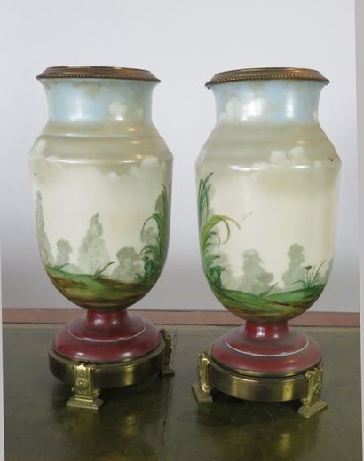 Paire de vases, supports de lampe à pétrole...