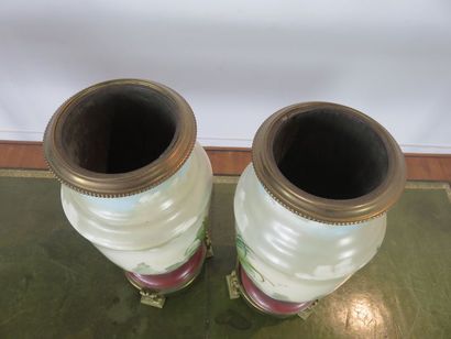 Paire de vases, supports de lampe à pétrole...