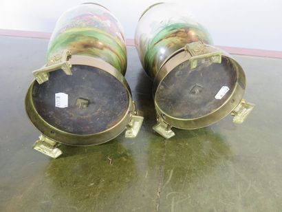 Paire de vases, supports de lampe à pétrole...