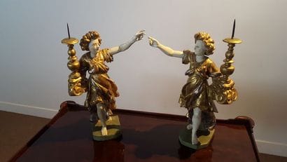 Paire de porte-flambeaux en bois sculpté,...