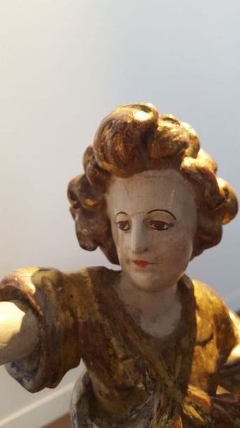 Paire de porte-flambeaux en bois sculpté,...