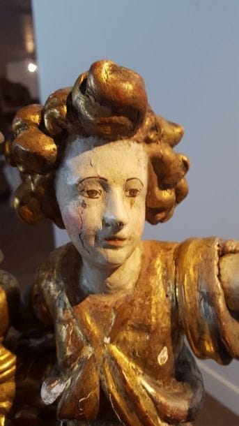 Paire de porte-flambeaux en bois sculpté,...