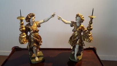 Paire de porte-flambeaux en bois sculpté,...