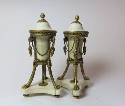 Paire de bougeoirs-cassolettes en marbre...