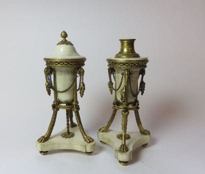 Paire de bougeoirs-cassolettes en marbre...
