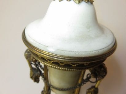 Paire de bougeoirs-cassolettes en marbre...