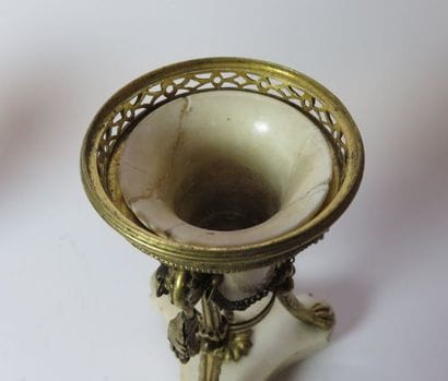 Paire de bougeoirs-cassolettes en marbre...