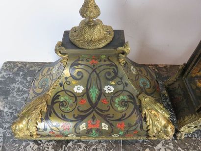 Cartel et son cul de lampe en marqueterie...