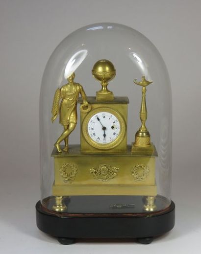 Petite pendule en bronze ciselé et doré....