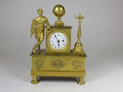 Petite pendule en bronze ciselé et doré....