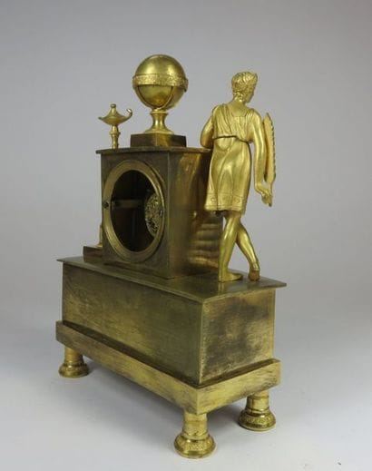 Petite pendule en bronze ciselé et doré....