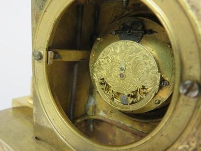 Petite pendule en bronze ciselé et doré....