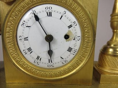 Petite pendule en bronze ciselé et doré....