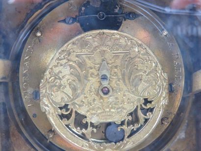 Petite pendule en bronze ciselé et doré....