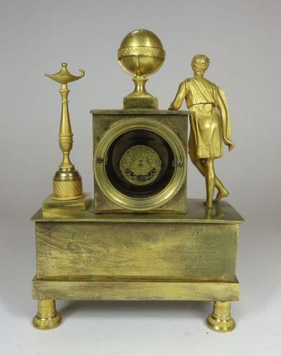 Petite pendule en bronze ciselé et doré....