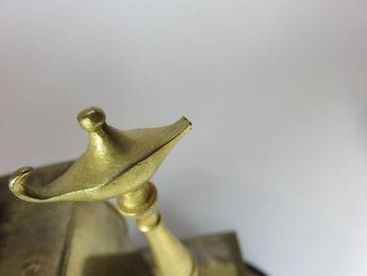 Petite pendule en bronze ciselé et doré....