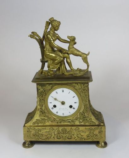 Pendule en bronze ciselé et doré. Le mouvement...