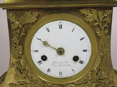 Pendule en bronze ciselé et doré. Le mouvement...