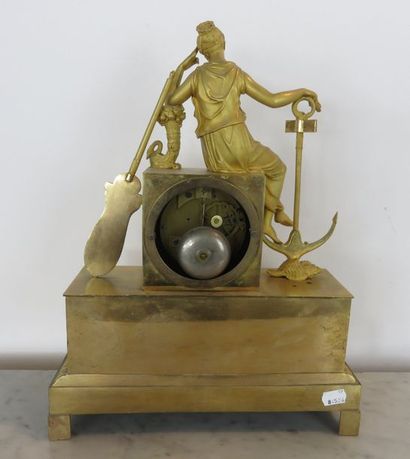 Pendule en bronze ciselé et doré. Le mouvement...