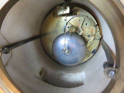 Pendule en bronze ciselé et doré. Le mouvement...