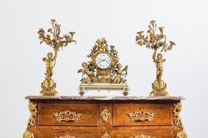 Importante pendule et paire de candélabres....