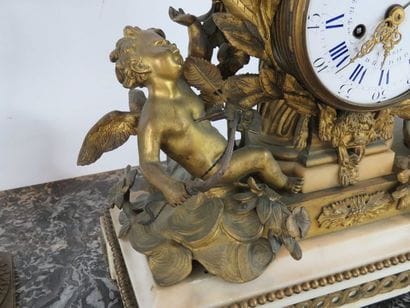 Importante pendule et paire de candélabres....