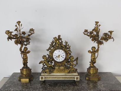 Importante pendule et paire de candélabres....