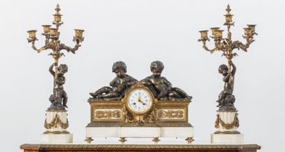 Pendule et paire de candélabres en bronze...