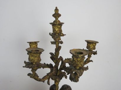 Pendule et paire de candélabres en bronze...